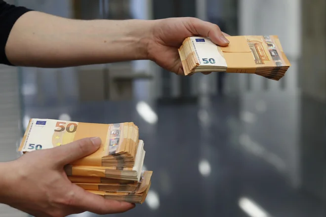 Podjetja in podjetniki so do zdaj prejeli za okoli 1,7 milijarde evrov pomoči. Od tega je nekaj več kot polovica pomoči povratnih sredstev. FOTO:&nbsp;Leon Vidic/Delo