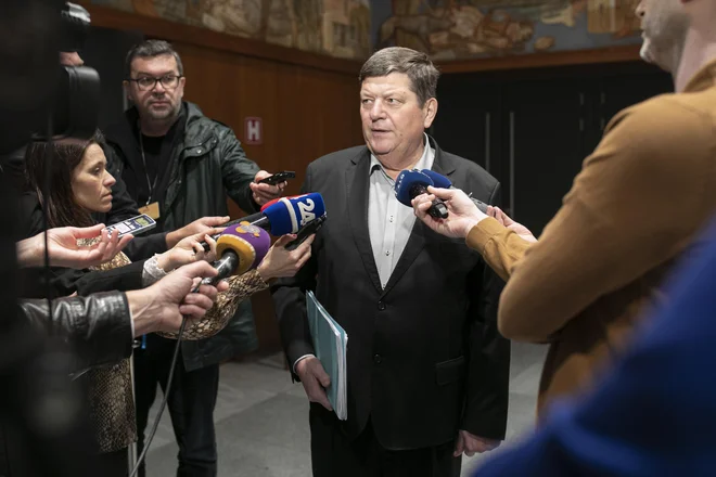 Nemir in razprtije v Desusu so vse bolj očitni. Nezadovoljstvo zaradi sodelovanja stranke v vladi Janeza Janše je za zdaj rezultiralo v treh nezaupnicah pokrajinskih odborov predsednici Aleksandri Pivec. &quot;Ne vem kaj bo jeseni,&quot; pravi vodja poslanske skupine Franc Jurša. FOTO: Voranc Vogel