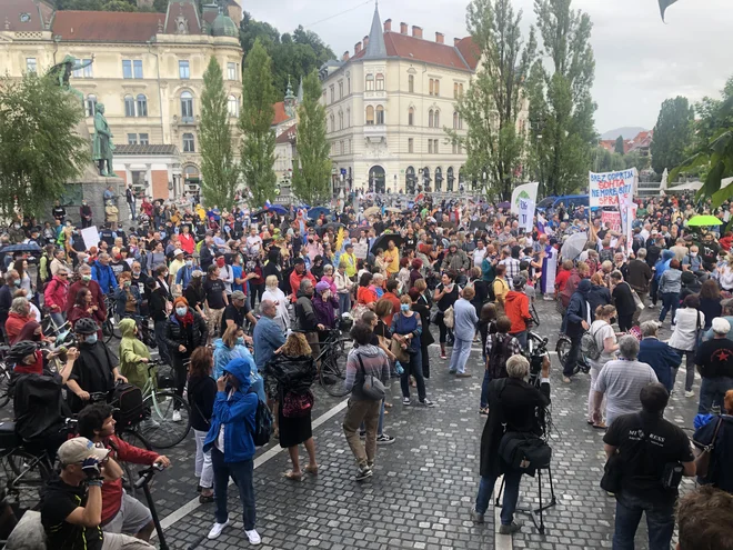 Prešernov trg je kljub dežju poln. FOTO: Voranc Vogel/Delo