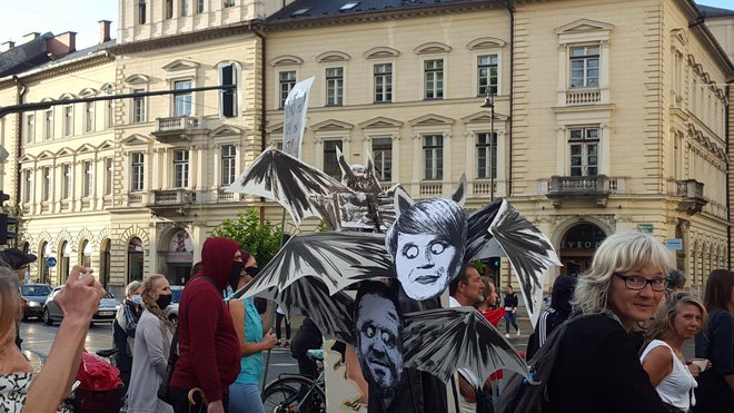 Protestival je upodobil obraze koalicije kot vampirje. FOTO: Borut Tavčar/Delo