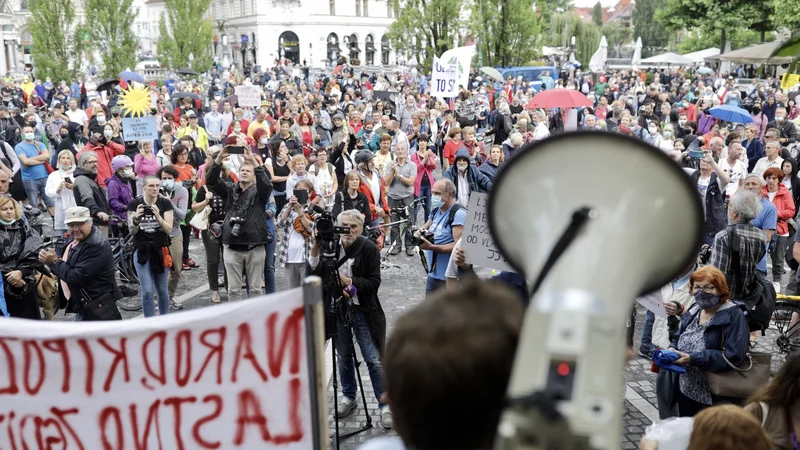 Fotografija: Vreme ni oviralo protestnikov. FOTO: Voranc Vogel/Delo