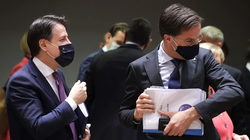 Fotografija: Italijanski premier Giuseppe Conte in njegov nizozemski kolega Mark Rutte na vrhu v Bruslju. Foto: Stephanie Lecocq/Afp