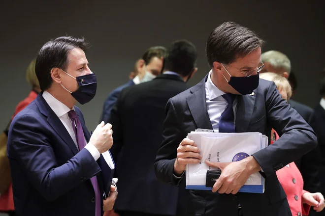 Italijanski premier Giuseppe Conte in njegov nizozemski kolega Mark Rutte na vrhu v Bruslju. Foto: Stephanie Lecocq/Afp