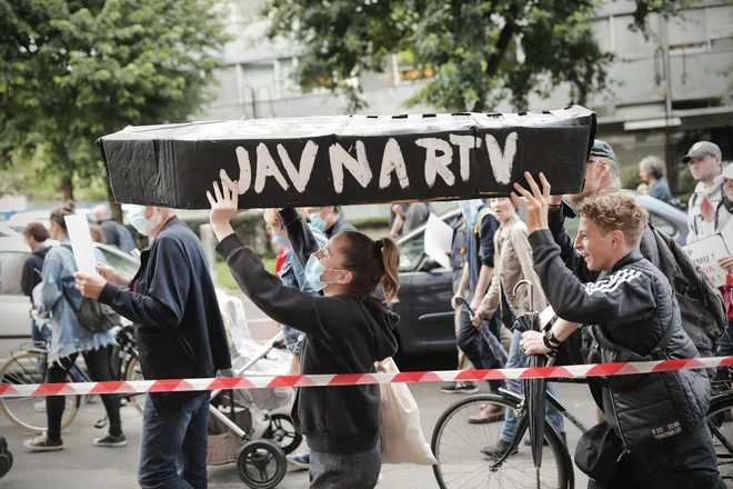 Nasprotniki predlagane reforme medijev nosijo krsto javni RTV. FOTO: Uroš Hočevar/Delo