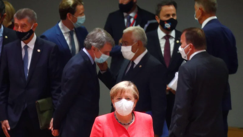 Fotografija: Angela Merkel, kanclerka gospodarsko najmočnejše članice EU, je ob začetku vrha prejemala čestitke za 66. rojstni dan. Foto: Francois Lenoir/Reuters