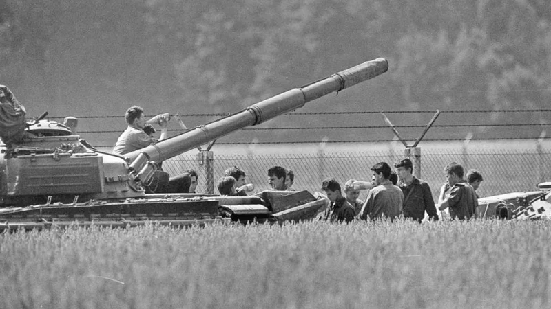 Fotografija: Znano je, da je Franjo Tuđman napad JLA na Slovenijo isti večer komentiral z besedami, da bo vojska z nami opravila v nekaj dneh. FOTO: Igor Modic/Delo