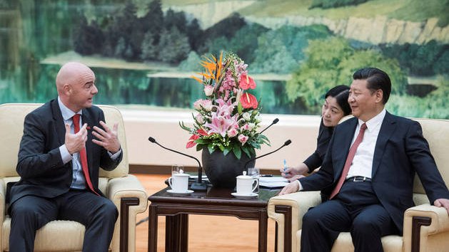 Fotografija: Kitajski predsednik Xi Jinping (desno) je zaljubljen v nogomet. Tudi Fifin predsednik Gianni Infantino (levo) računa na vzpon s pomočjo kitajskih vlagateljev. FOTO: Reuters