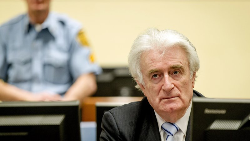 Fotografija: Ratko Mladić in Radovan Karadžić med vojno v BiH. FOTO: Robin van Lonkhuijsen/Reuters