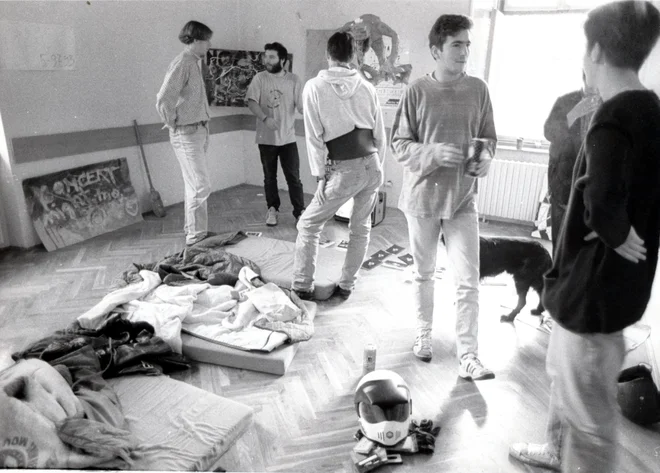 1993 je leto, ko je padel berlinski zid v Ljubljani; tako so pospremili zasedbo prostorov na Metelkovi. Foto: Miško Kranjec.