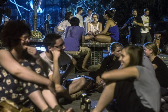 Metelkova mesto je danes ostaja zatočišče pripadnikom različnih subkultur, čeprav se številni med njimi za časa njenega nastanka sploh še niso rodili. FOTO: Voranc Vogel/delo