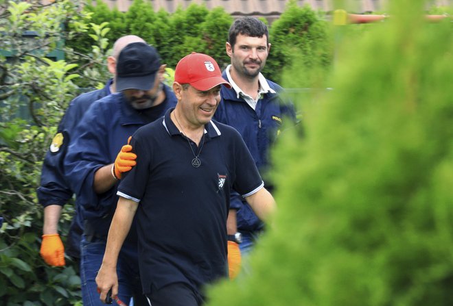 Slovenski policisti so v četrtek odvedli Šiška v pridržanje. FOTO: Ap