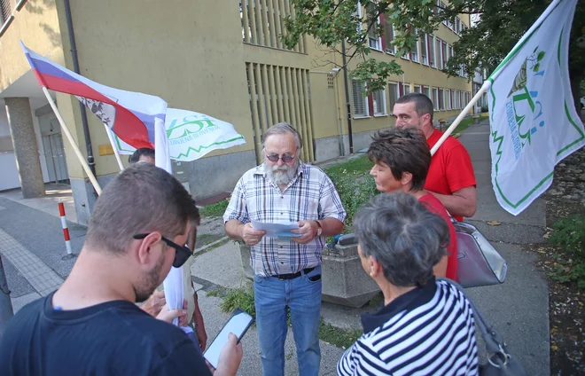 Šiškovi podporniki pred policijsko postajo, Foto Tadej Regent/Delo