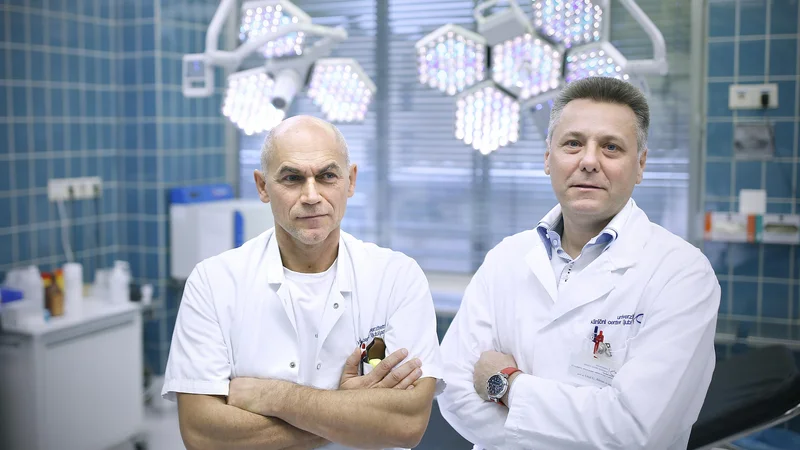 Fotografija: Prof. dr. Uroš Ahčan in asist. Vojko Didanovič, kirurga, ki sta omogočila ženski brez nosu nov nos. Foto: Blaž Samec/Delo
