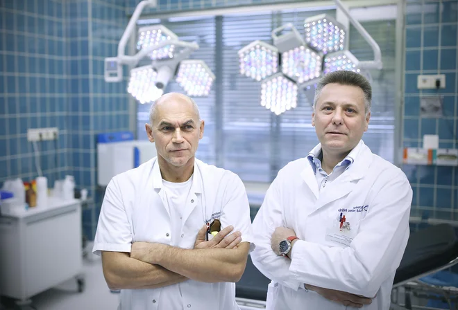 Prof. dr. Uroš Ahčan in asist. Vojko Didanovič, kirurga, ki sta omogočila ženski brez nosu nov nos. Foto: Blaž Samec/Delo