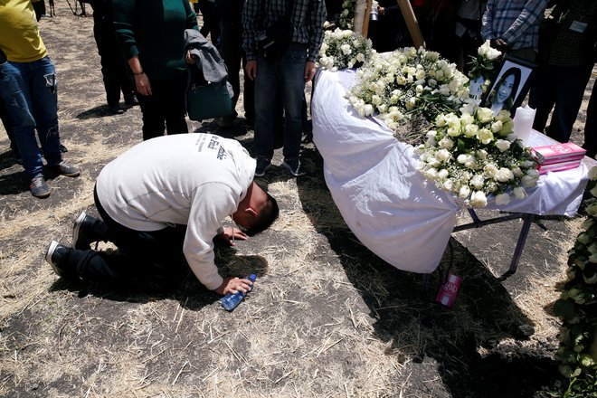 Na kraju tragedije so svojci žrtev. FOTO: Reuters