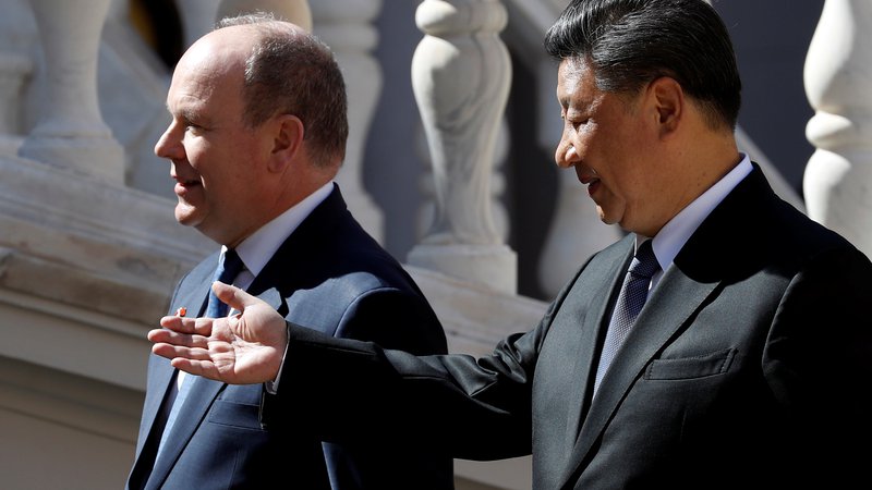 Fotografija: Xi Jinping je kot prvi kitajski predsednik obiskal Monako. Na fotografiji v družbi princa Alberta II. FOTO: Reuters