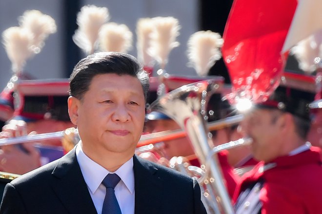 Xi bo v Elizejsko palačo vstopil prav na 55. obletnico vzpostavitve diplomatskih odnosov med Pekingom in Parizom. FOTO: AFP
