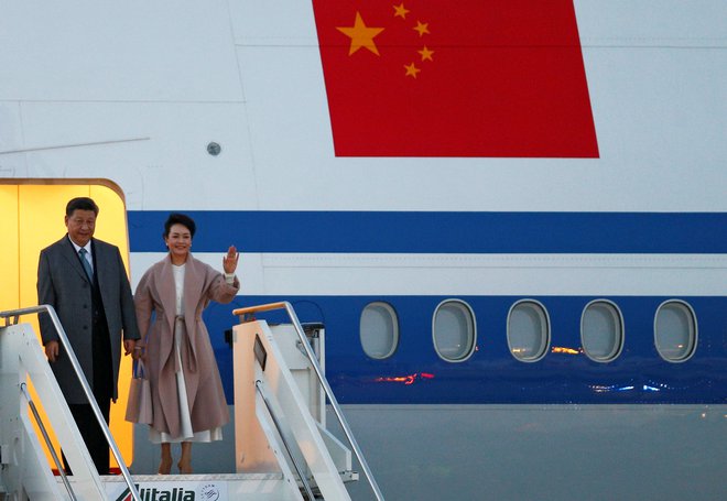 Xi Jinping ob prihodu na rimsko letališče. FOTO: Reuters
