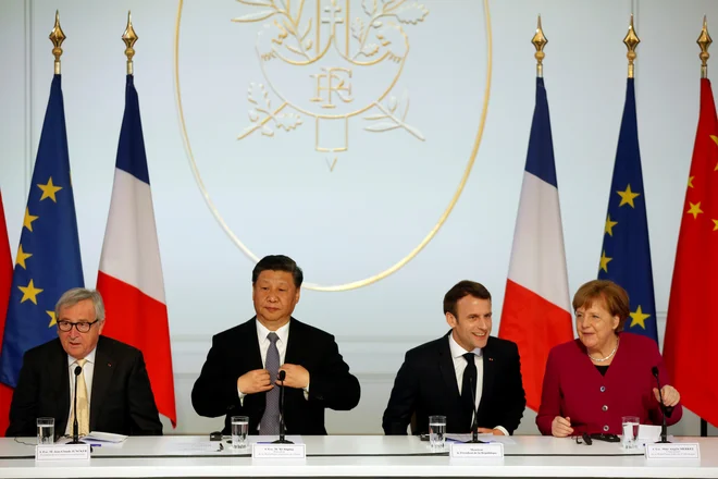 Jean-Claude Juncker, Emmanuel Macron in Angela Merkel so dali vedeti Xi Jinpingu, da morata biti &raquo;svilna pot&laquo; in &raquo;gospodarski pas&laquo; dvosmerna ulica. FOTO: Reuters