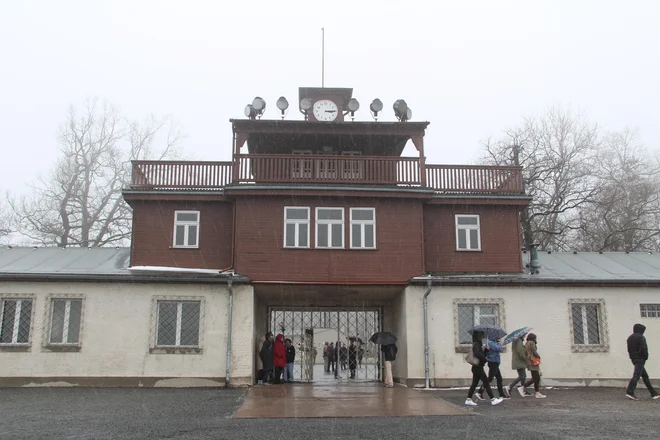 Ura v koncentracijskem taborišču Buchenwald je ustavljena na 15.15, ko so se taboriščniki osvobodili. Foto Simona Fajfar