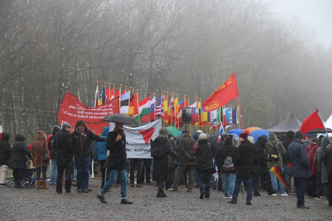 Tokratna slovesnost je potekala v mrazu in snegu. Foto Simona Fajfar