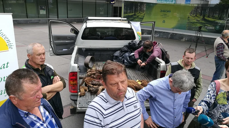 Fotografija: Jezni kmetje pred ministrstvom za okolje in prostor. FOTO: Blaž Samec/Delo