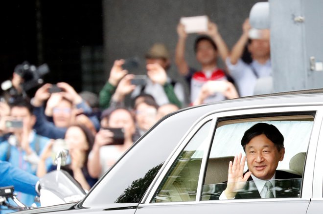 Japonski cesar Naruhito zapušča cesarsko palačo v Tokiu. FOTO: Kim Kyung-hoon/Reuters