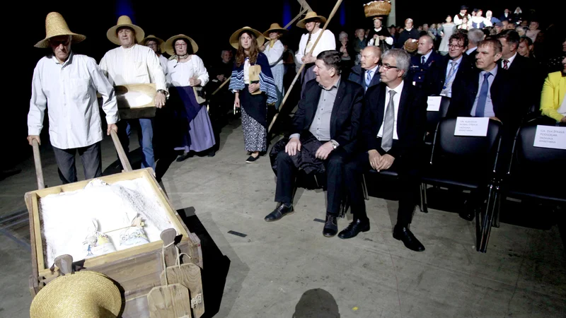 Na prvih Dnevih medgeneracijskega sožitja na Gospodarskem razstavišču so nastopile folklorne in pevske skupine. Foto Roman Šipić