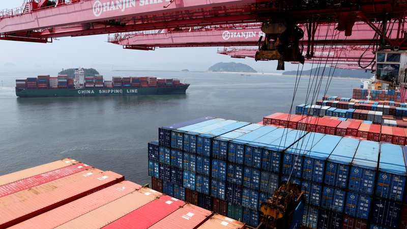 Fotografija: Eden od strahov EU je, da bi Kitajska in ZDA sklenile ločeno kupčijo brez upoštevanja pravil WTO kot temelja multilateralnega trgovinskega reda. FOTO:  Reuters