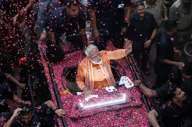 Narendra Modi je osvojil še en petletni mandat na funkciji premiera, stranka Baratija Džanata (Indijska ljudska stranka) pa prepričljivo večino v spodnjem domu parlamenta. FOTO: Adnan Abidi/Reuters