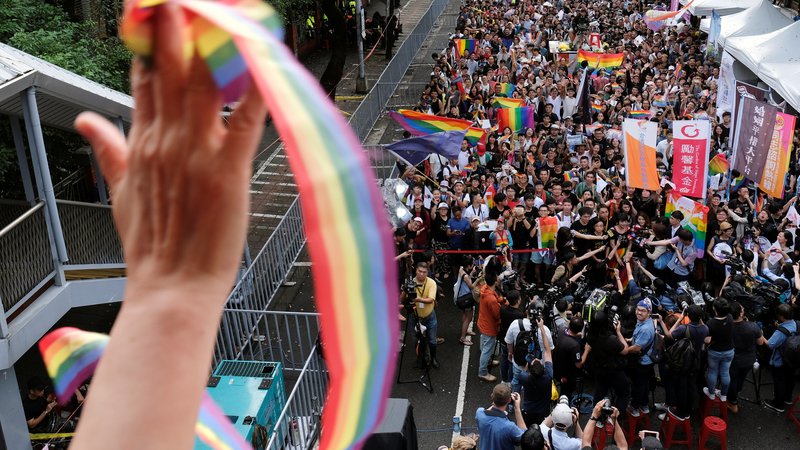 Fotografija: Tajvan je v petek postal prva – in za zdaj edina – azijska država, v kateri so legalizirali istospolne poroke. FOTO: Tyrone Siu/Reuters