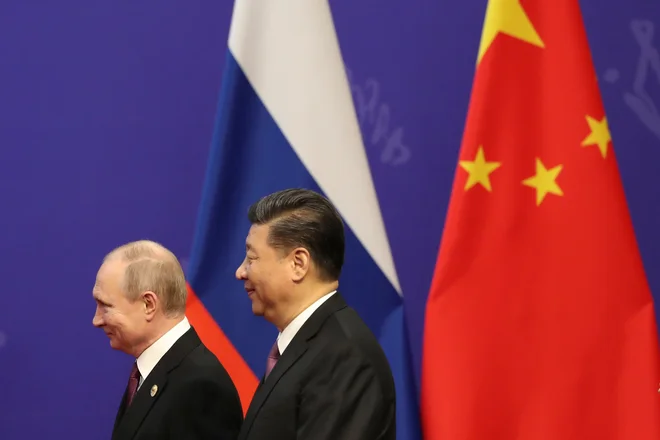 Tako Vladimir Putin kot Xi Jinping bosta poskušala od 70. obletnice vzpostavitve odnosov iztržiti čim več. FOTO: Reuters