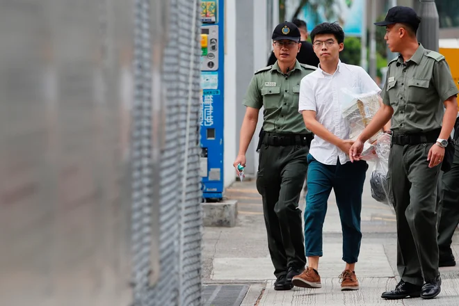 Nekdanji voditelj študentov Wong je po izpustitvi že napovedal, da se bo pridružil protestom. FOTO: Tyrone Siu/Reuters