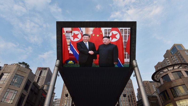Fotografija: Za Xija je obisk v Pjongjangu ena od močnejših kart za njegovo srečanje s Trumpom prihodnji teden. Foto: Greg Baker/Afp