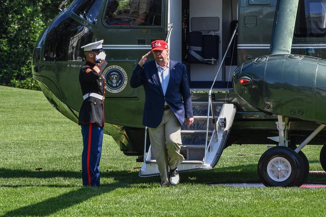 Ameriški predsednik Trump med vračanjem v Belo hišo iz Camp Davida. FOTO: Nicholas Kamm/Afp