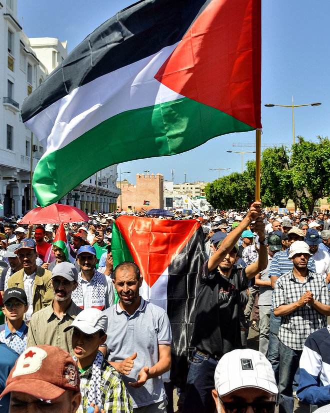 Protestniki v Maroku proti ameriški konferenci za pomoč Palestincem. FOTO: Afp