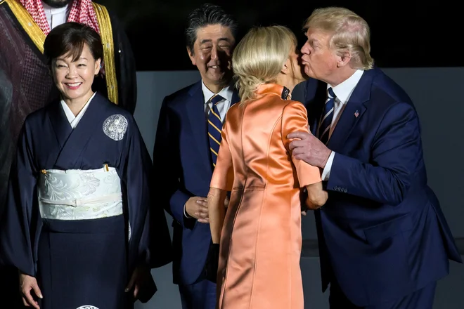 Donald Trump in francoska prva dama Brigitte Macron. FOTO: Reuters
