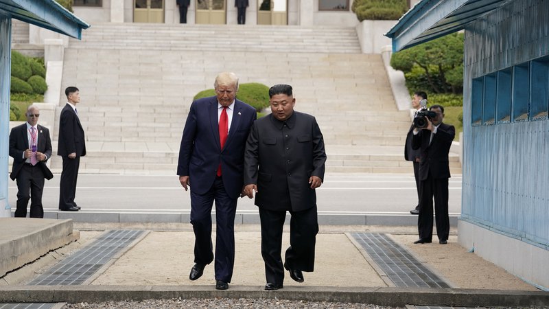 Fotografija: Donald Trump in Kim Džong Un sta skupaj stopila čez mejo. FOTO: Reuters