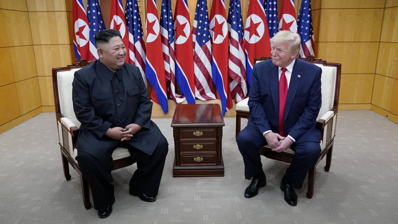 Fotografija: In tako kot je Trump v odnosu s Severno Korejo izničil mejno črto, je v odnosu s Kitajsko potegnil rdečo črto prek svobodnega trga. Foto: Kevin Lamarque/Reuters