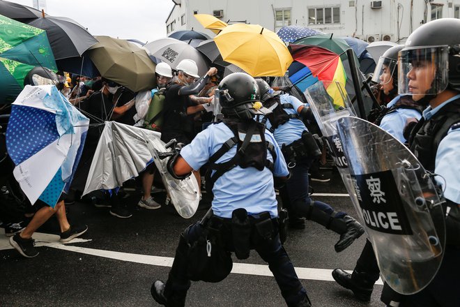 Policija je skušala razgnati protestnike. FOTO: Reuters