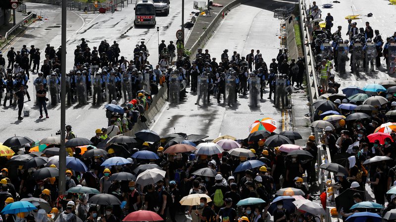 Fotografija: Protestniki ostajajo na ulicah. FOTO: Reuters