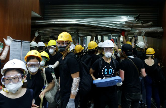 Protivladni protestniki, ki nasprotujejo predlogu zakona o izročanju osumljencev hujših kaznivih dejanj Kitajski, so vdrli v tamkajšnji parlament. FOTO: Reuters