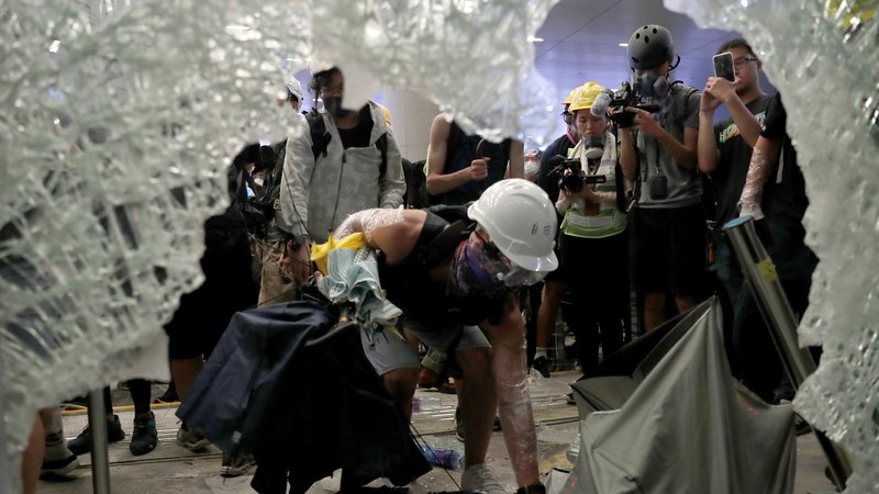 Fotografija: Oblasti so sporočile, da so morali do večera v bolnišnico odpeljati 43 udeležencev protestov in policistov. FOTO: Reuters