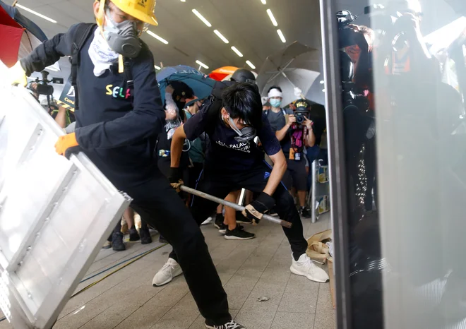 Shod, ki se je medtem že zaključil, so zasenčile manjše skupine mladih in zamaskiranih protestnikov, ki so več ur oblegali zakonodajni svet, kot se imenuje tamkajšnji parlament. FOTO: Reuters