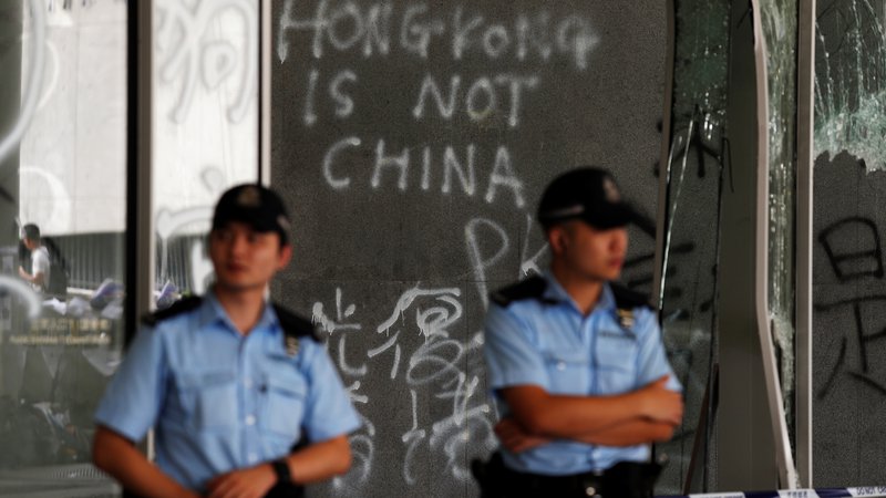 Fotografija: Protestniki so na fasadi parlamenta zapustili tudi grafit Hongkong ni Kitajska. FOTO: Jorge Silva/Reuters