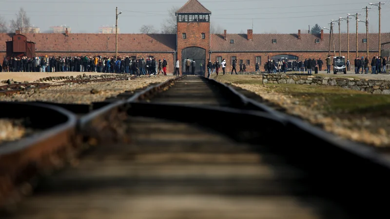 Fotografija: Tračnice v Birkenau so priljubljena foto točka obiskovalcev taborišča. FOTO: Kacper Pempel/Reuters