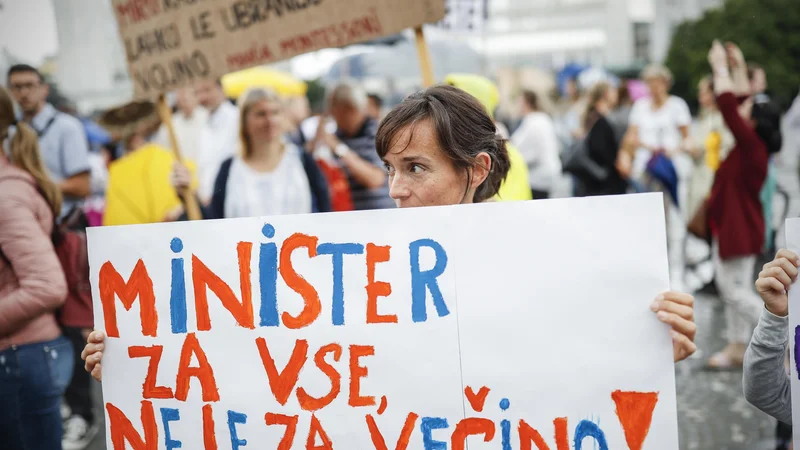 Fotografija: Da imajo pravico do svobodne izbire, so poslance, ki bodo danes glasovali o financiranju, na protestnem shodu opozarjali starši otrok, ki obiskujejo zasebne šole. FOTO: Uroš Hočevar/Delo