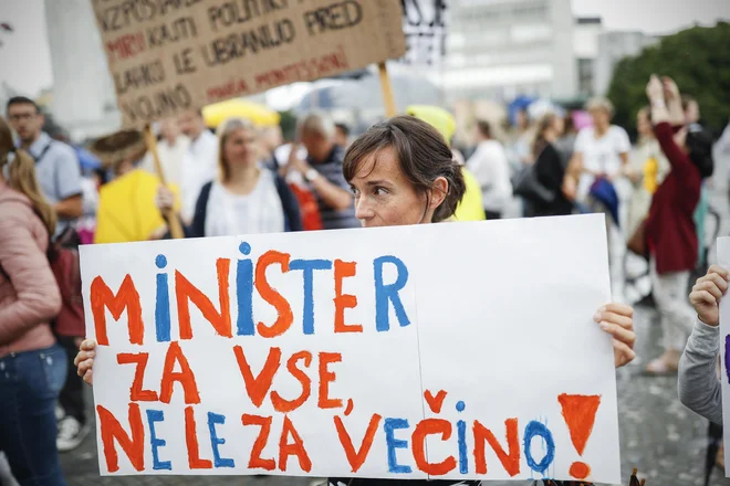 Da imajo pravico do svobodne izbire, so poslance, ki bodo danes glasovali o financiranju, na protestnem shodu opozarjali starši otrok, ki obiskujejo zasebne šole. FOTO: Uroš Hočevar/Delo