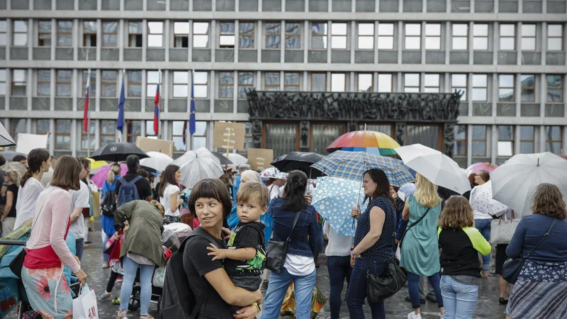 Fotografija: Starši otrok, ki obiskujejo zasebne šole, so v zadnjem mesecu že trikrat protestirali proti predlogu. Nazadnje so se pred državnim zborom zbrali včeraj. FOTO: Uroš Hočevar/Delo