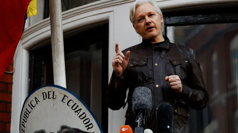 Fotografija: Julian Assange je dobil politični azil na ekvadorskem veleposlaništvu v Londonu junija 2012. FOTO: Toby Melville/Reuters